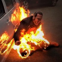 Sebagai stuntman, Rosseau terbiasa melakukan aksi yang membahayakan. Salah satunya membiarkan tubuhnya dibakar hidup-hidup. (Foto: Instagram/@jeancharlesrousseau)