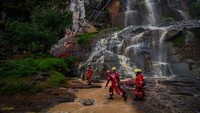 Pelatihan evakuasi bencana di Curug Batu Templek, Kabupaten Bandung, Jawa Barat, digelar Selasa (30/4/2019).