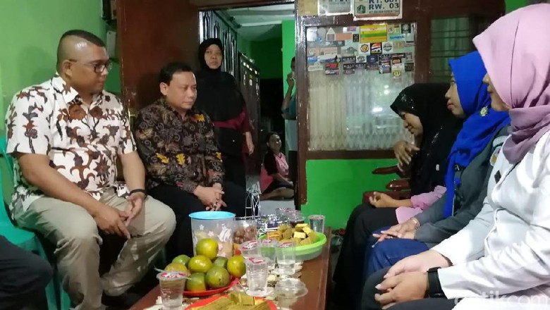 Ketua Bawaslu Beri Santunan ke Keluarga Panwas yang Meninggal Kawal Pemilu Ketua Bawaslu Beri Santunan ke Keluarga Panwas yang Meninggal Kawal Pemilu