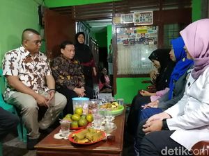 Ketua Bawaslu Beri Santunan ke Keluarga Panwas yang Meninggal Kawal Pemilu