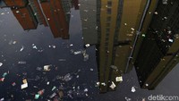 Selain penuh sampah, air Kali Item juga berbau.