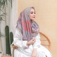  Bagi kamu yang masih belajar berhijab, pilih gaya hijab simple dengan bahan yang nyaman dipakai. Salah satunya adalah hijab segi empat yang terbuat dari bahan voile. Kini sudah banyak sekali hijab berbahan voile yang dijual baik online maupun offline. Foto: Instagram