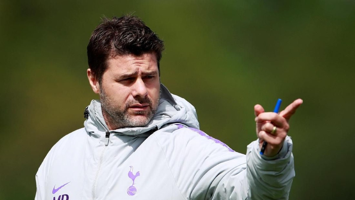 Mauricio Pochettino memimpin latihan Tottenham Hotspur jalan lawan Ajax Amsterdam. (Foto: Andrew Couldridge/Reuters)