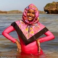 Memiliki Halima sebagai bagian dari SI Swimsuit adalah contoh lain dari jangkauan dan ruang lingkup jenis kecantikan yang ada. Partisipasi dan keterlibatannya lebih jauh menyoroti komitmen dan kepercayaan kami dalam mendukung wanita untuk memiliki diri mereka sendiri dan apa yang membuat mereka unik dan akhirnya menegaskan kembali apa yang telah menjadi pesan kami - bahwa Anda layak, kata MJ Day, Editor SI Swimsuit. Foto: Dok. CR Fashion Book