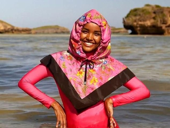 Memiliki Halima sebagai bagian dari SI Swimsuit adalah contoh lain dari jangkauan dan ruang lingkup jenis kecantikan yang ada. Partisipasi dan keterlibatannya lebih jauh menyoroti komitmen dan kepercayaan kami dalam mendukung wanita untuk memiliki diri mereka sendiri dan apa yang membuat mereka unik dan akhirnya menegaskan kembali apa yang telah menjadi pesan kami - bahwa Anda layak, kata MJ Day, Editor SI Swimsuit. Foto: Dok. CR Fashion Book