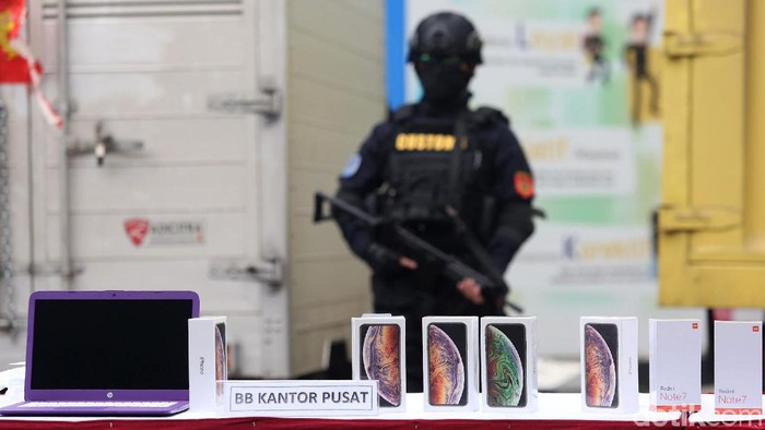 Bea cukai memamerkan ribuan barang elektronik ilegela yang berhasil diamankan. Total barang tersebut diperkirakan mencapai miliaran rupiah.