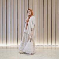 Padukan hijab dengan busana yang santun. Usahakan pilih baju dengan lengan yang gampang digulung untuk memudahkan proses wudhu. Foto: Instagram