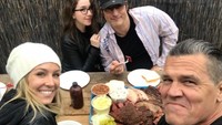 Makan BBQ jadi pilihan pria kelahiran California ini bersama sahabat. Duh, jadi ngiler lihat lembaran daging empuk hihi. Foto: Instagram joshbrolin