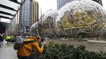 10. Kantor Futuristik Amazon: Raksasa e-commerce milik Bezos, Amazon, belum lama ini mendirikan kantor baru dengan gaya futuristik, lokasinya di tengah kota Seattle. Kabarnya, biaya pembuatan mencapai USD 4 miliar. Foto: istimewa