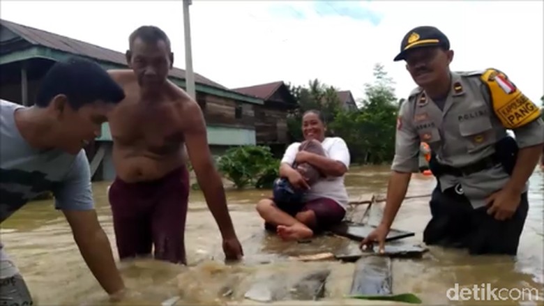 Banjir Mamuju Sulbar Belum Surut, Warga Dievakuasi ke Pengungsian Banjir Mamuju Sulbar Belum Surut, Warga Dievakuasi ke Pengungsian