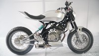 Rangka belakang diubah, arm kita buat costum sendiri, tangki dan jok sudah menjadi satu custom seperti uni body, mesin standar, suspensi depan Upside-down, belakang Nitron, pelek Rossi cuma tromol pakai punya KLX, ujar Zainudin. Foto: PT Astra Honda Motor.