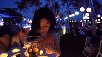Berada di Bali, Elvia memilih sebuah kafe dekat pantai yang memiliki wilayah outdoor cukup luas. Kira-kira menu apa yang akan ia pesan, ya? Foto: Instagram elviacerolline
