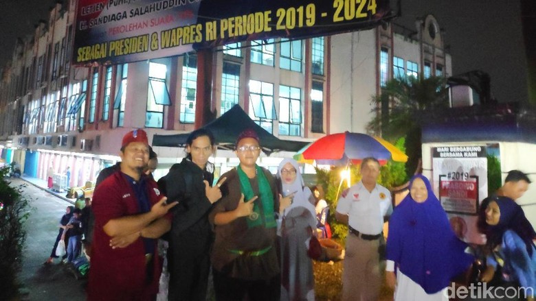 Jaga Baliho Klaim Kemenangan Prabowo di Bogor, Relawan Bermalam di Posko Jaga Baliho Klaim Kemenangan Prabowo di Bogor, Relawan Bermalam di Posko