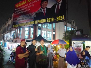 Jaga Baliho Klaim Kemenangan Prabowo di Bogor, Relawan Bermalam di Posko