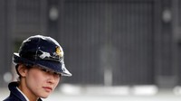 Polisi wanita berjaga di depan pintu masuk Istana. REUTERS/Kim Kyung-Hoon.