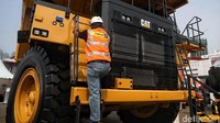 Truk raksasa berwarna kuning ini memiliki panjang dan tinggi mencapai 10 meter.