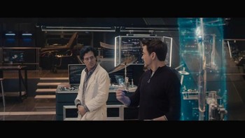 The Avengers Age of Ultron (2015) – Ponsel Samsung. Sebagai salah satu sponsor film ini, produk-produk Samsung pun bermunculan. Salah satunya ponsel transparan yang mirip dengan punya LG di Iron Man 2 dan kemudian varian Galaxy S6 Edge. (Foto: Via PhoneArena).