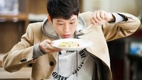 Makan enak di restoran, Yoochun ternyata bisa menghabiskan makanan dalam jumlah yang besar. Foto: Istimewa