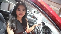 Jadi para usher yang berjaga di booth-booth APM di IIMS 2019 tidak hanya sekadar mempercantik produk mobil-motor baru yang dipamerkan ya detikers, tapi juga harus paham seputar produk yang dijaga. Foto: Pradita Utama