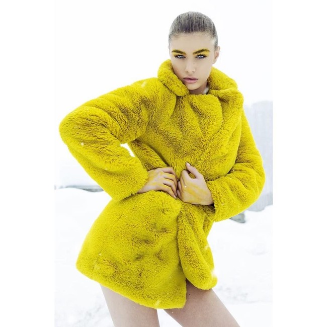 Dalam video yang beredar di internet terlihat Terjsi Sejdini melakukan kekerasan pada seorang anak laki-laki. Si anak di pukuli dan ditendang beberapa kali hingga jatuh ke tanah. Video tersebut kabarnya diambil di kawasan rumah Terjsi di Elbasan, Albania, saat sang ratu kecantikan masih berusia sekolah. Foto: Instagram @misstrejsisejdini