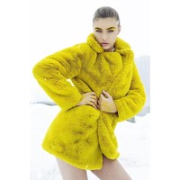 Dalam video yang beredar di internet terlihat Terjsi Sejdini melakukan kekerasan pada seorang anak laki-laki. Si anak di pukuli dan ditendang beberapa kali hingga jatuh ke tanah. Video tersebut kabarnya diambil di kawasan rumah Terjsi di Elbasan, Albania, saat sang ratu kecantikan masih berusia sekolah. Foto: Instagram @misstrejsisejdini