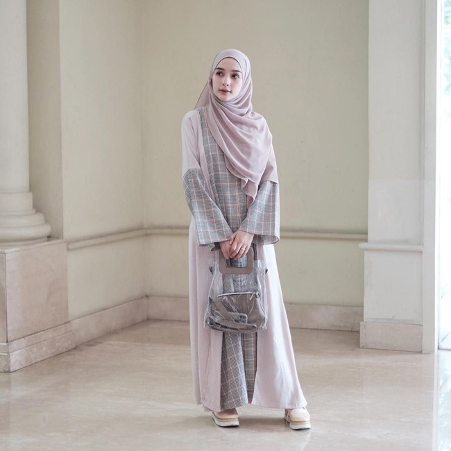 Untuka acara buka puasa yang lebih formal, kamu bisa memilih dress dengan cutting loose. Pilih warna yang netral atau earth tone seperti cokelat atau abu-abu. Foto: Instagram