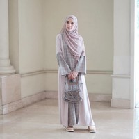 Untuka acara buka puasa yang lebih formal, kamu bisa memilih dress dengan cutting loose. Pilih warna yang netral atau earth tone seperti cokelat atau abu-abu. Foto: Instagram