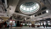 Suasana di dalam Masjid Agung Al Azhar.