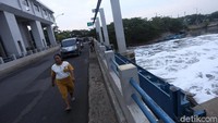 Kepala Bidang Pengendalian Dampak Lingkungan Dinas Lingkungan Hidup DKI Jakarta juga pernah mengatakan tak ada industri pabrik di sekitar kali yang membuang limbah ke BKT. Dia mengatakan busa itu merupakan limbah rumah tangga sebab banyak perumahan di sepanjang BKT Marunda.