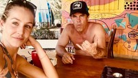 Sudah menikah 3 kali, Josh menikahi Kathryn Boyd sejak 2016. Ini pose romantis mereka kala mau makan bersama. Foto: Instagram joshbrolin
