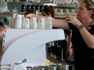 Cetak Rekor Dunia, Barista Ini Racik 420 Cangkir Cappuccino Dalam Sejam