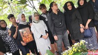 Nampak keluarga, saudara, rekan dan sahabat Eddy Riwanto yang hadir di pemakamannya itu.