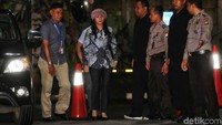 Sri Wahyumi tiba di Gedung KPK, Jalan Kuningan Persada, Jakarta Selatan, Selasa (30/4/2019) sekitar pukul 20.18 WIB.
