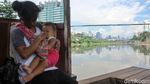 Potret Nahkoda Perahu Eretan dari Banjir Kanal Barat