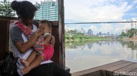 Saepudin mengatakan ia tak mematok tarif khusus bagi penumpangnya yang ingin menyeberang menggunakan perahu eretannya. Biasanya penumpang membayar dengan tarif Rp 1.000 hingga Rp 2.000 untuk menyeberang.