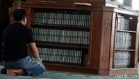 Warga tengah salat di Masjid Agung Al Azhar.