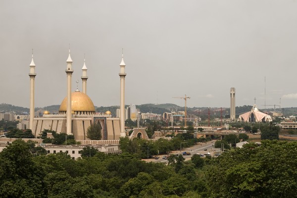 Adapun ibu kota pertama Nigeria adalah Lagos. Pada tahun 1980-an pemerintahpun menganyangkan pemindahan ibu kota dengan membangun kota baru bernama Abuja. Barulah 12 Desember 1992 secara resmi Kota Abuja menjadi ibukota Nigeria. (iStock) Adapun ibu kota pertama Nigeria adalah Lagos. Pada tahun 1980-an pemerintahpun menganyangkan pemindahan ibu kota dengan membangun kota baru bernama Abuja. Barulah 12 Desember 1992 secara resmi Kota Abuja menjadi ibukota Nigeria. (iStock)