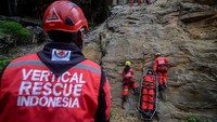 Seperti diketahui, Jawa Barat termasuk daerah yang rawan bencana. Untuk itulah para Anggota Vertical Rescue Indonesia menggelar simulasi dan latihan evakuasi korban bencana di Curug Batu Templek, Bandung, Jawa Barat.