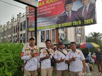 Relawan Masih 'Pagari' Baliho Klaim Kemenangan Prabowo-Sandi di Bogor