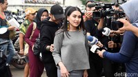 AYu Ting Ting saat ditemui di studio Trans TV, Kapten Tendean, Jakarta Selatan pada Selasa (30/4). Pool/Noel/detikFoto.