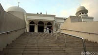 Fasilitas yang diberikan masjid yang berdiri di atas tanah seluas 43.755 meter persegi ini pun tak luput dari perhatian pengurus.