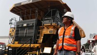 Untuk pengunjung yang ingin menaiki truk raksasa ini pihak CAT juga menyeediakan perlengkapan keamanan seperti rompi dan helm.