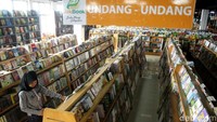 Koleksi bukunya terbilang cukup lengkap.