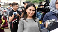 Ayu pun tak ingin mengomentari hal itu karena menurutnya ia selalu salah di mata netizen. Pool/Noel/detikFoto.