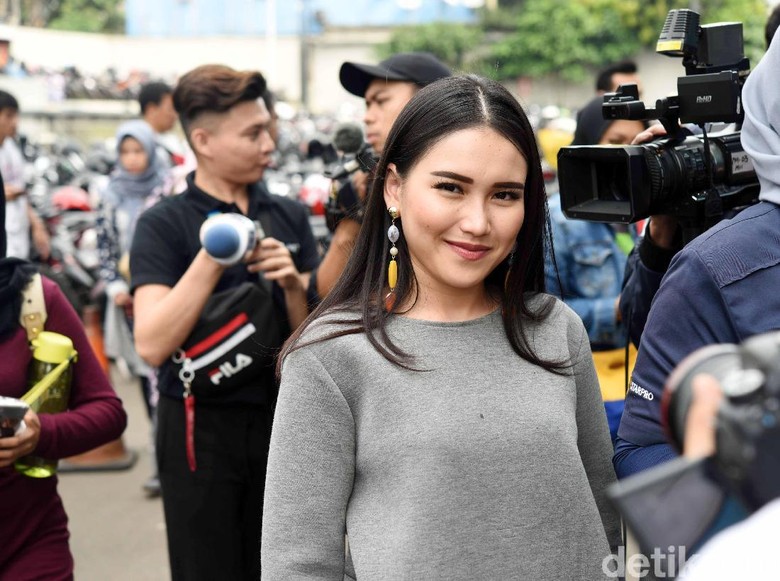 Gara-gara Foto Endorse, Ayu Ting Ting Dituding Maling