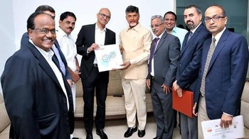 Walau sudah menetap dan berkeluarga di Amerika Serikat, Nadella masih sering mengunjungi India untuk mengetahui perkembangan negara yang melahirkannya. Seperti pria India umumnya, masa kecil hingga remaja dari Nadella sering dihabiskan untuk bermain kriket bersama teman-temannya. Dan sampai saat ini, terkadang dia masih menyalurkan hobi itu. Foto: istimewa