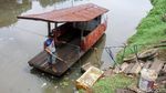 Potret Nahkoda Perahu Eretan dari Banjir Kanal Barat