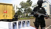 Bea Cukai memamerkan ribuan barang elektronik ilegal hasil sitaan di Kantor Pusat Bea Cukai, Jakarta, Selasa (30/4/2019).