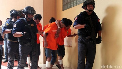Polisi Tembak Tujuh Perampok Bersenpi, Tiga Tewas