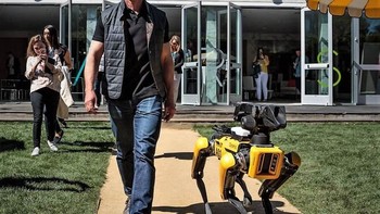 7. Anjing Robot: Tahun silam, Bezos pamer sedang ditemani robot berupa anjing. Bernama Spot Mini, robot itu dibuat oleh Boston Dynamics.  Foto: istimewa